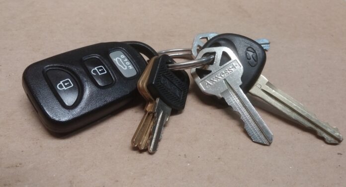 Zatrzaśnięty kluczyk w samochodzie - co zrobić?